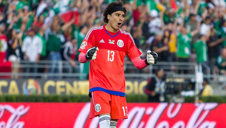 Ochoa festeja el gol de Chicharito