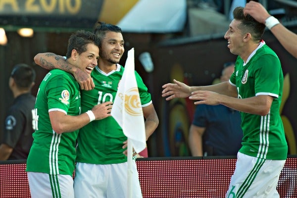 Jugadores del Tri celebran un gol