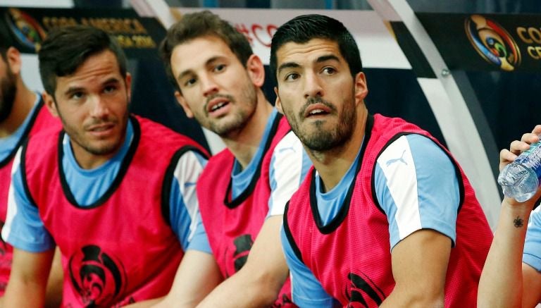 Suárez observa desde la banca un partido de Uruguay