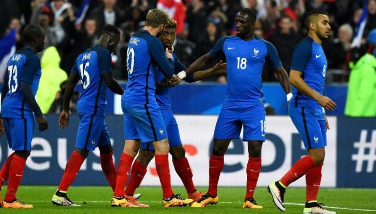 Jugadores de Francia festejan un gol