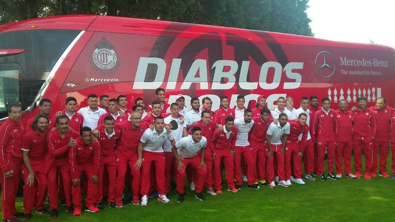 El plantel del Toluca posa junto al nuevo autobús