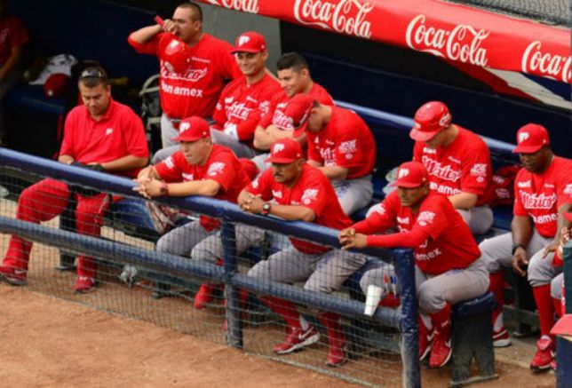 Los Diablos Rojos observan el juego desde el dugout