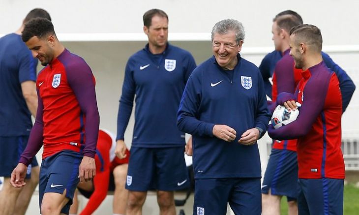 Roy Hodgson dialoga con sus jugadores durante un entrenamiento