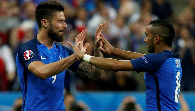 Giroud junto a Payet, anotador del gol del triunfo para Francia