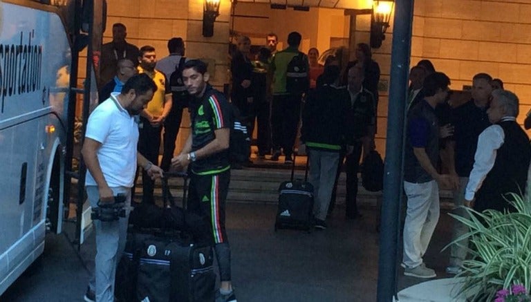 Jugadores arriban a su hotel de concentración