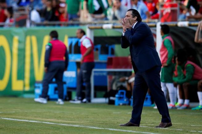 Pizzi reparte instrucciones en el partido de Chile