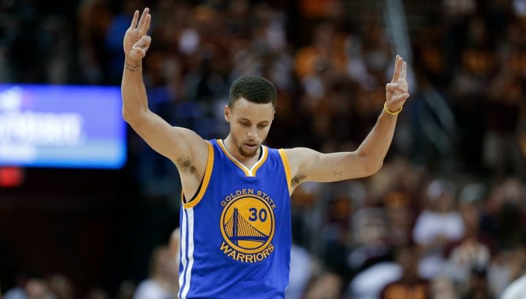 Curry festeja el triunfo sobre Cavs