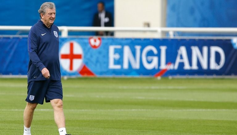 Hodgson camina por la cancha en una sesión de prácticas 