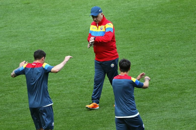 Iordanescu observa a sus jugadores durante un entrenamiento