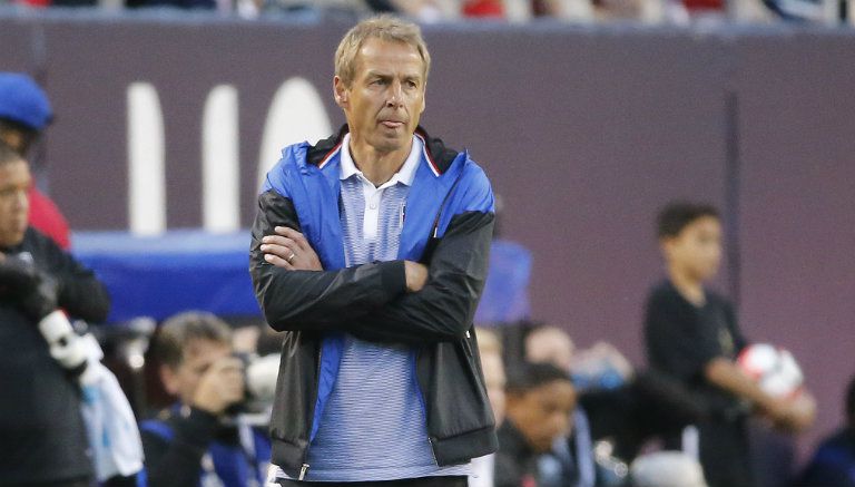 Klinsmann observa un partido desde el banquillo