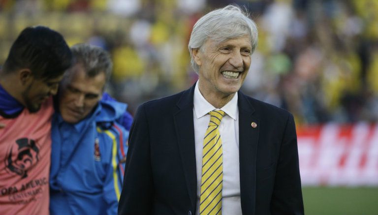 Pekerman sonríe en el banquillo de Colombia