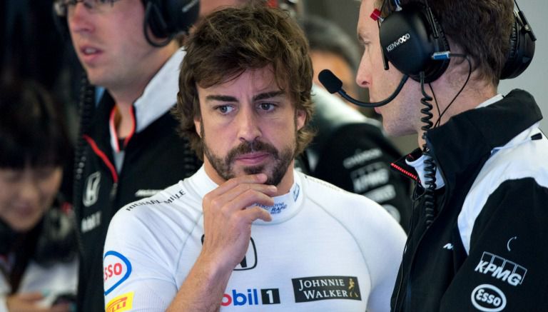 Fernando Alonso habla con su equipo