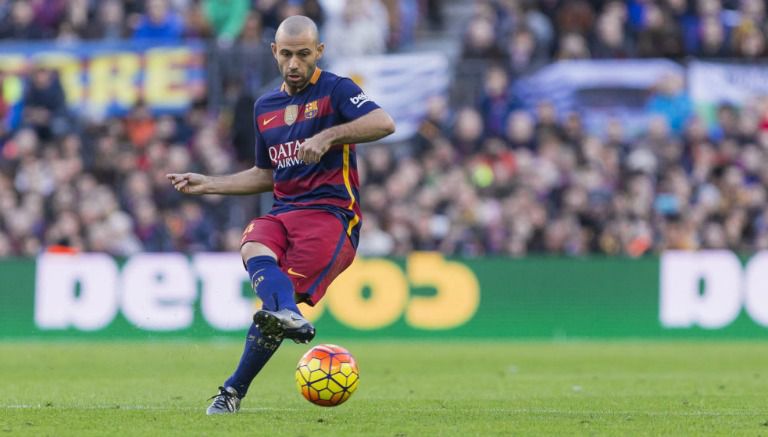 Javier Mascherano conduce el balón en un partido con el Barcelona