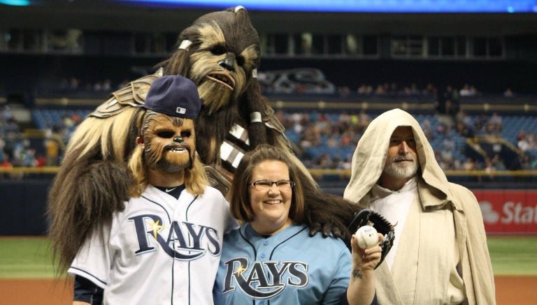 Candance Payne, mejor conocida como 'Mamá Chewbacca' se toma la foto en juego de Rays