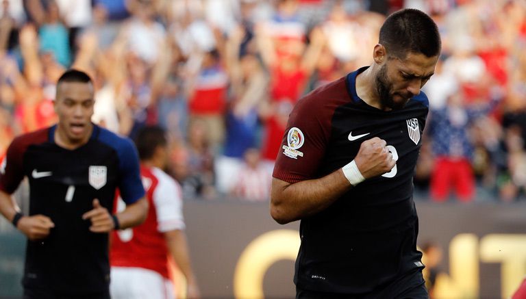 Dempsey festeja su gol contra Paraguay