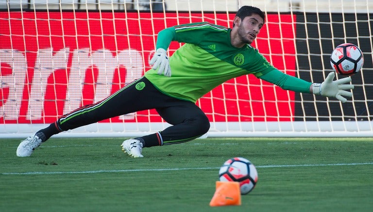 El portero Jesús Corona, durante el entrenamiento mexicano en el Rose Bowl de Pasadena