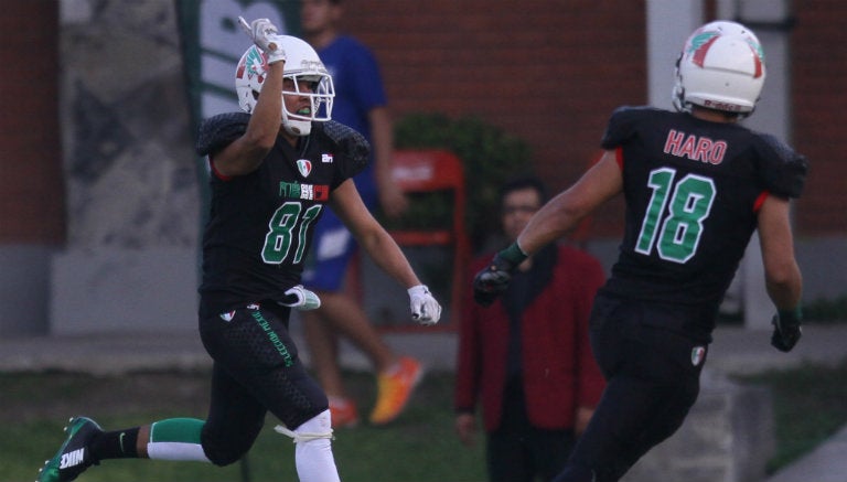 Jugadores festejan touchdow en partido del Mundial Universitario de futbol americano