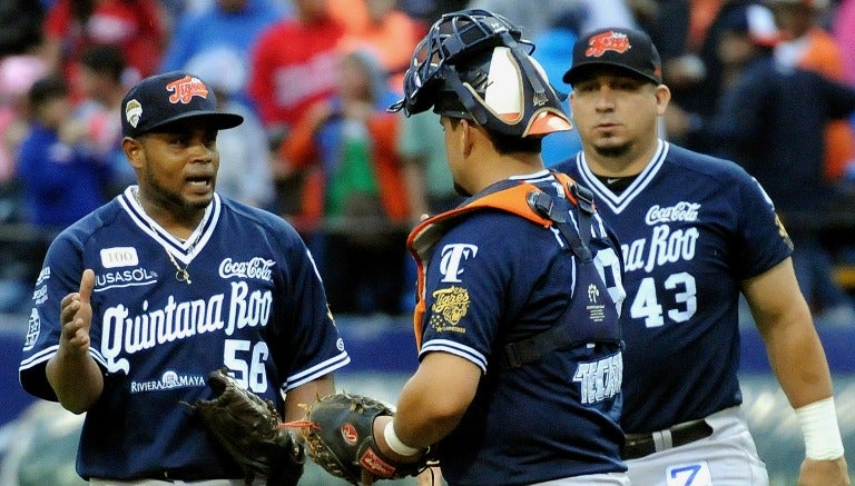 Los jugadores de Tigres celebran en el campo