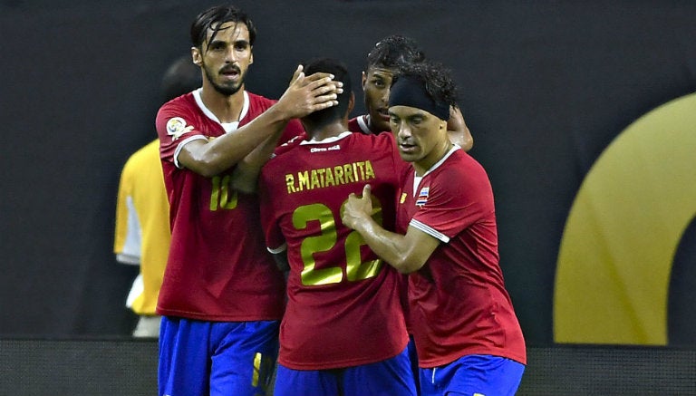 Jugadores de Costa Rica festejan gol contra Colombia