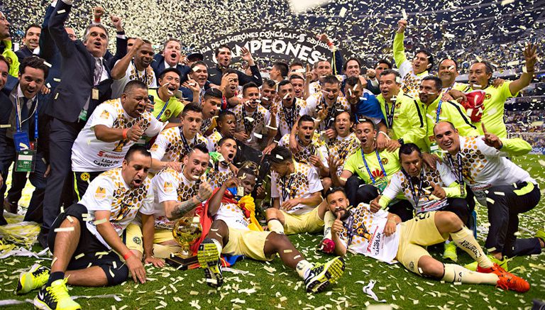 Jugadores de América festeja su título