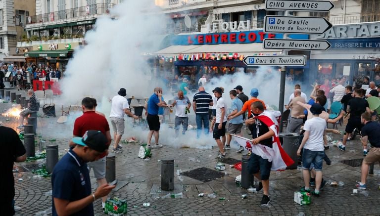 La policía francesa utilizan gases lacrimógenos contra hooligans ingleses en el centro de Marsella