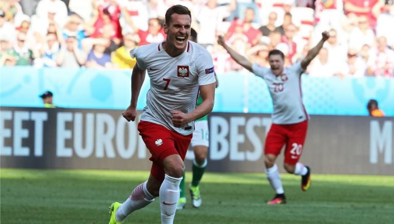 Milik celebra el gol que marcó contra Irlanda del Norte en la Eurocopa