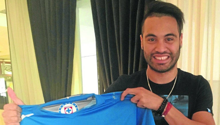 Julián Velázquez muestra playera de Cruz Azul