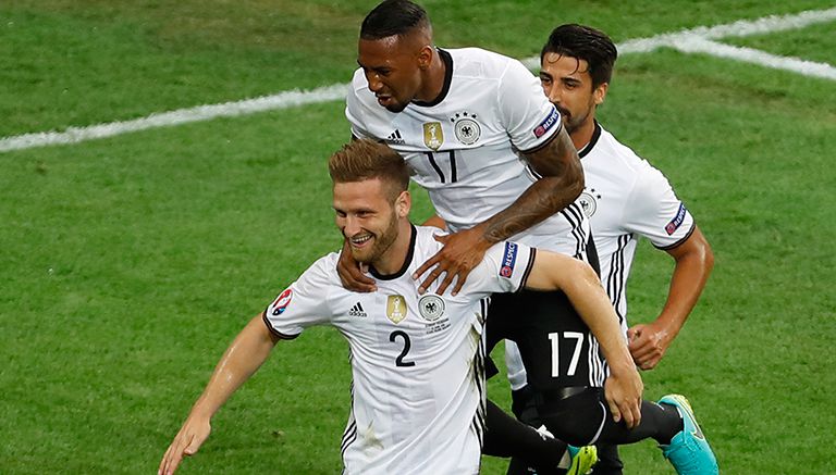 Mustafi celebra con sus compañeros gol contra Ucrania