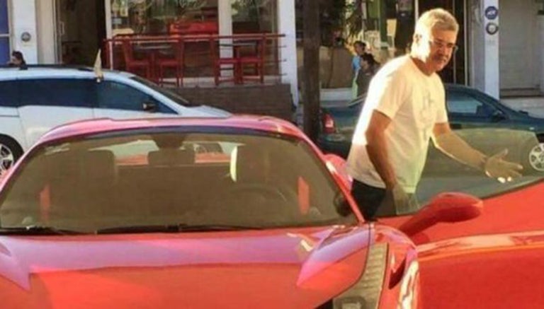 Tuca Ferretti se baja de su Ferrari