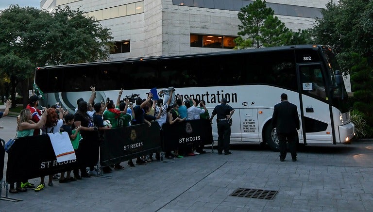 El camión de la Selección Mexicana llegando a Houston