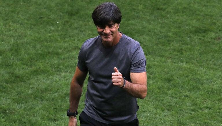 Löw festeja tras triunfo de Alemania contra Ucrania