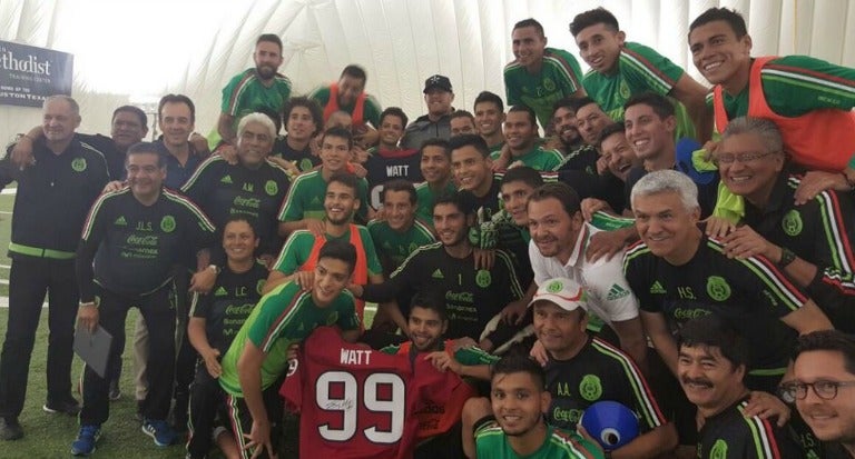 Los jugadores de la Selección Mexicana con JJ Watt