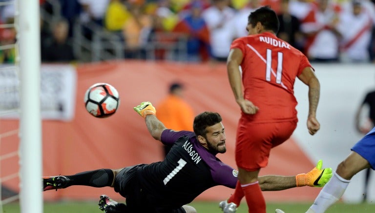 Ruí Díaz impacta el balón y anota el gol del triunfo para Perú