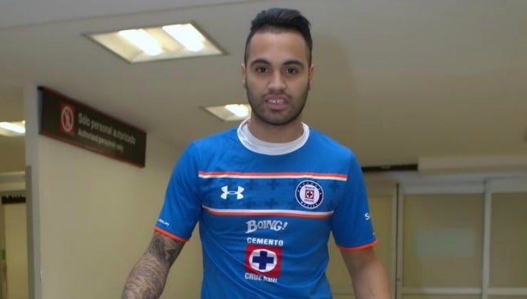 Julián Velázquez con la playera de Cruz Azul