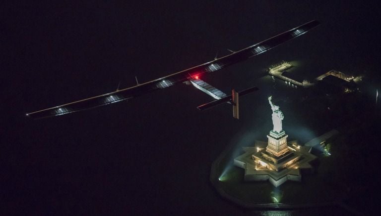 El Solar Impulse II, sobrevuela la Estatua de la Libertad