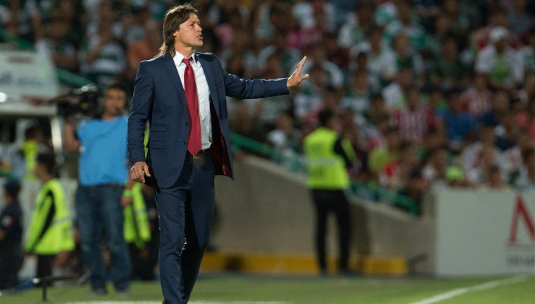 Almeyda da indicaciones en partido de Chivas