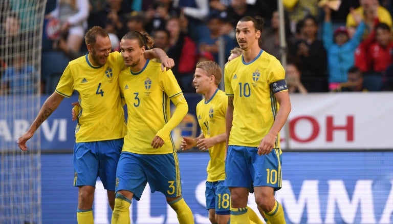 Zlatan y sus compañeros celebran un gol de Suecia