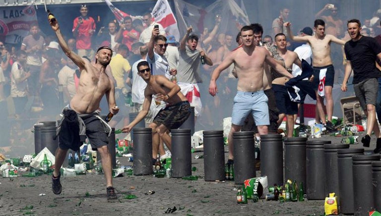 Hooligans ingleses en suelo francés