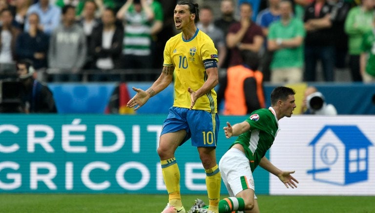 Zlatan Ibrahimovic molesto tras una acción en la cancha