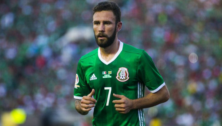 Miguel Layún disputa un partido con la Selección Mexicana