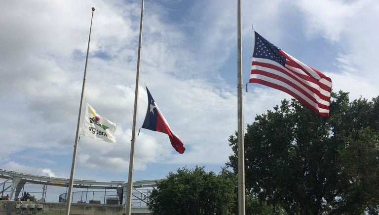 Las banderas ondeando a media asta en el NRG Stadium