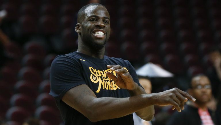 Draymond Green durante un calentamiento con los Warriors