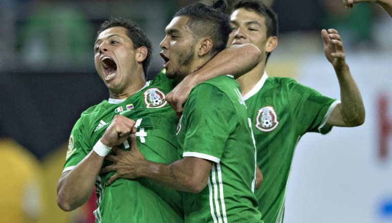 Corona y Chicharito festejan tras el gol del Tri