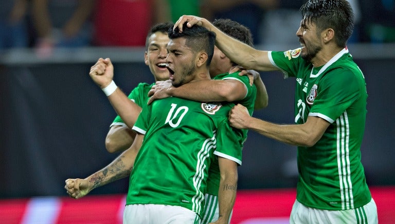 Tecatito celebrando su anotación con Peralta y Lozano