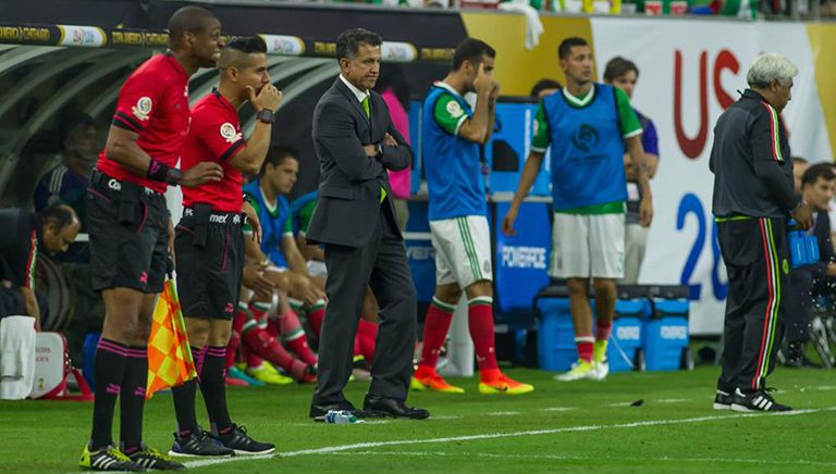 Juan Carlos Osorio observa el juego del Tri frente a Venezuela