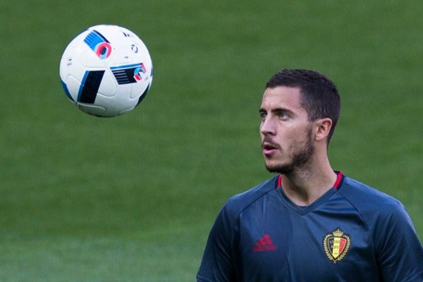 Hazard recibiendo un balón en un entrenamiento de los Diablos Rojos