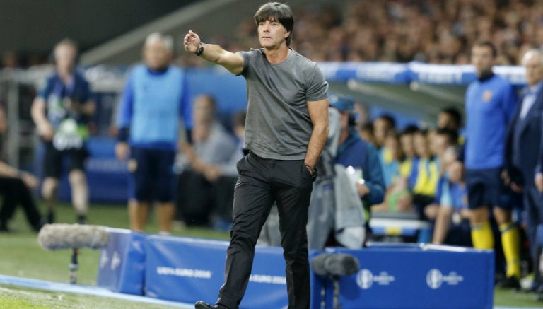 Löw da indicaciones en partido de Alemania contra Ucrania