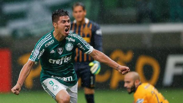 Cristaldo celebrando un gol bajo la lluvia 