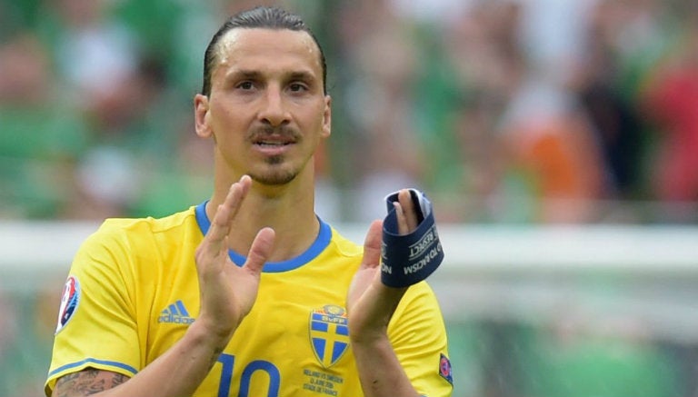 Zlatan aplaude en juego contra Irlanda