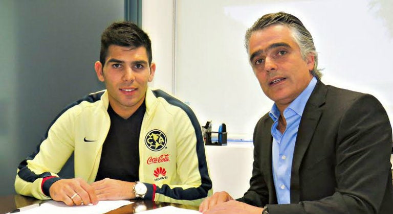 Silvio Romero firma su contrato con América